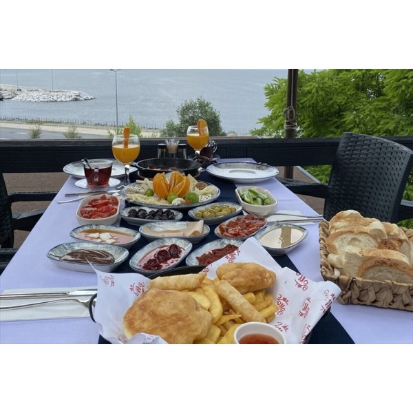 BEYLİKDÜZÜ  Pera Teras'ta Deniz Manzarası Eşliğinde Serpme Kahvaltı Keyfi KİŞİ BAŞI 1