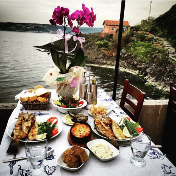 Ünlülerin uğrak yeri Sarıyer garipçe 'de  Qarip restaurantta deniz manzarası eşliğinde Balık menüsü 1