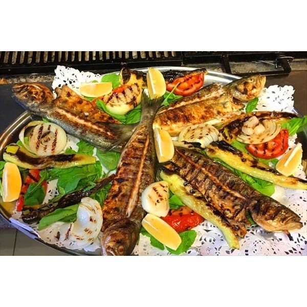 Ünlülerin uğrak yeri Sarıyer garipçe 'de  Qarip restaurantta deniz manzarası eşliğinde Balık menüsü 2