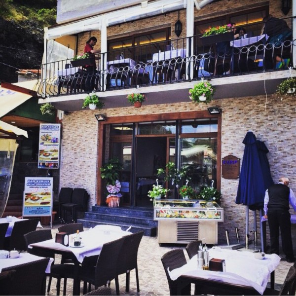 Ünlülerin uğrak yeri Sarıyer garipçe 'de  Qarip restaurantta deniz manzarası eşliğinde Balık menüsü 5
