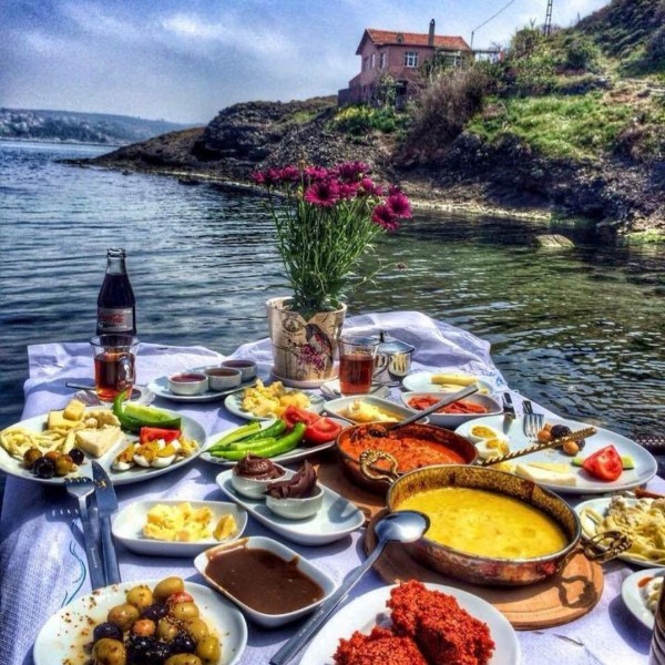 Ünlülerin uğrak yeri Sarıyer garipçe 'de  Qarip restaurantta deniz manzarası eşliğinde muhteşem serpme kahvaltı 5