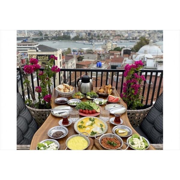 VeraLux Lounge'da Deniz Manzarası Eşliğinde Zengin İçerikli Serpme Kahvaltı Menüsü Kişi Başı 1