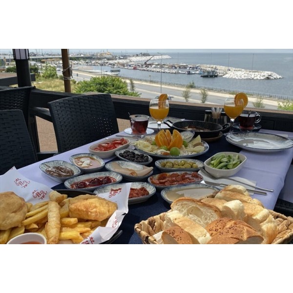 BEYLİKDÜZÜ  Pera Teras'ta Deniz Manzarası Eşliğinde Serpme Kahvaltı Keyfi KİŞİ BAŞI 2