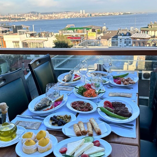 By Kinyas Restaurant'ta Deniz Manzaralı 2 Adet Yerli İçecek Eşliğinde Fix Menü