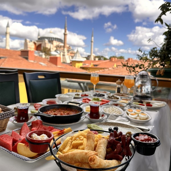By Kinyas Restaurant'tan Deniz Manzaralı Serpme Kahvaltı MENÜ 2