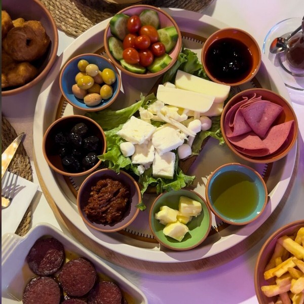 KADIKÖY    Miam Cafe'de Zengin Serpme Kahvaltı Menüsü 5