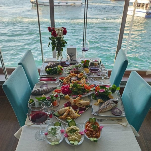 Popina restauranttan deniz manzarası eşliğinde Balık lezzetlerinin en leziz menü  sunumu 4