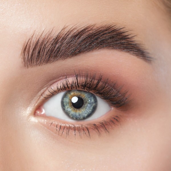 İzmir Bostanlı Burçin Öyke Beauty Center’da Kaş Şekillendirme Uygulaması