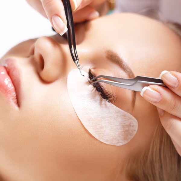 İzmir Bostanlı Burçin Öyke Beauty Center’da Kaş Şekillendirme Uygulaması 2