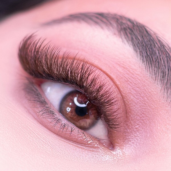 İzmir Bostanlı Burçin Öyke Beauty Center’da Kaş Şekillendirme Uygulaması 5