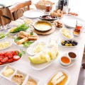 Ünlülerin uğrak yeri Sarıyer garipçe 'de  Qarip restaurantta deniz manzarası eşliğinde muhteşem serpme kahvaltı 3