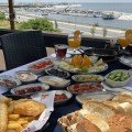 BEYLİKDÜZÜ  Pera Teras'ta Deniz Manzarası Eşliğinde Serpme Kahvaltı Keyfi KİŞİ BAŞI 2