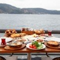 Göze Sarıyer Teras'ta Muhteşem Deniz Manzarası Eşliğinde Çift Kişilik Serpme Kahvaltı Lezzetleri 1